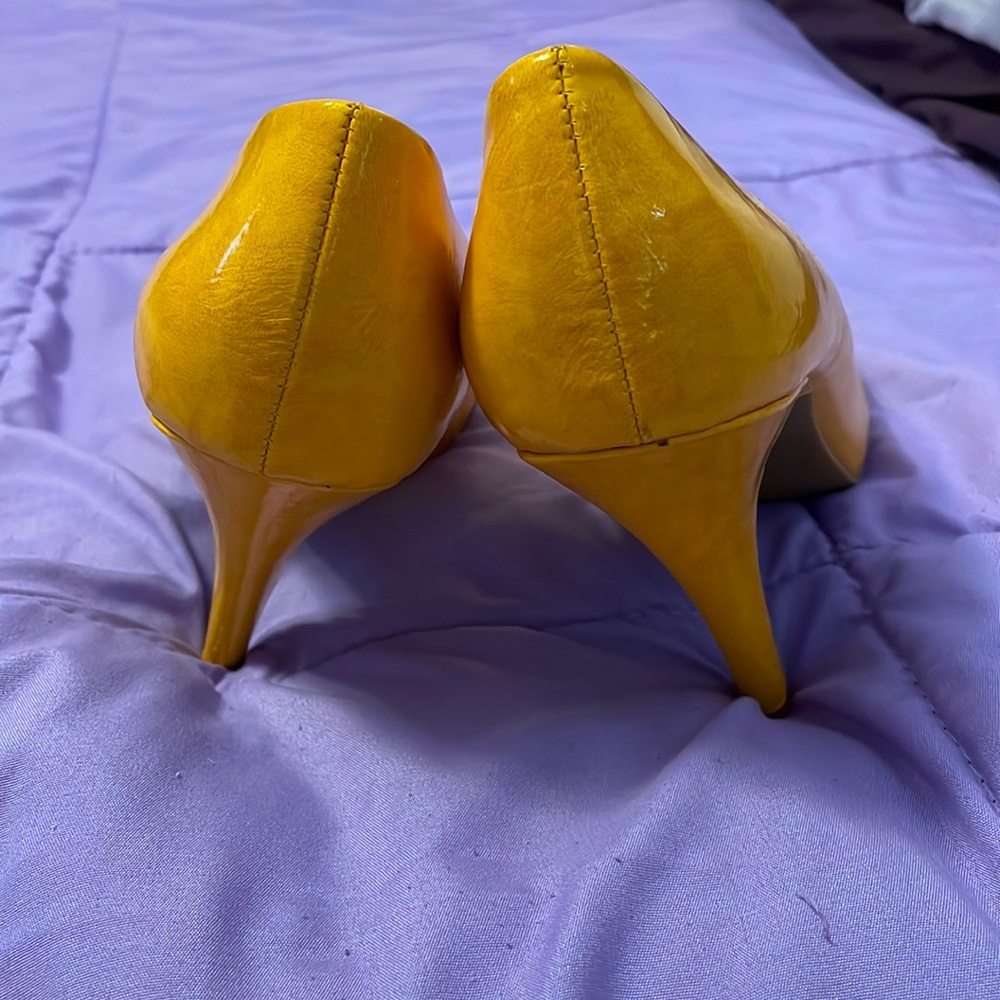 Modcloth yellow pumps size 10. Lightly used 4 inch heels. - Picture 2 of 4